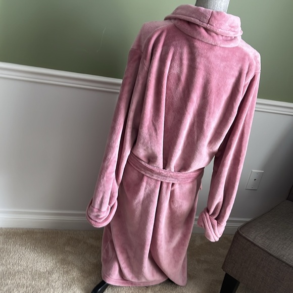 Pink fuzzy robe size medium - Picture 4 of 7